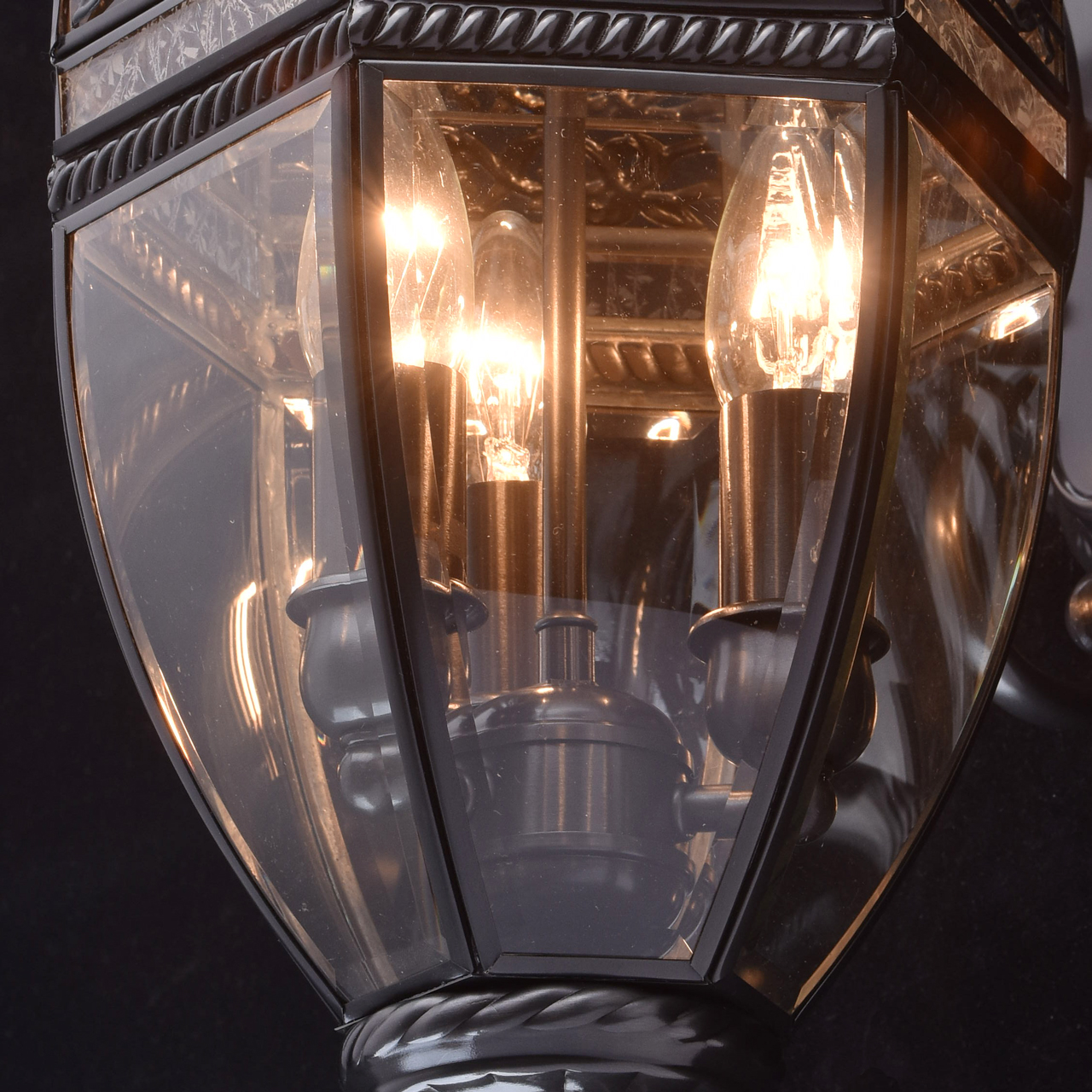 картинка Уличный настенный светильник Chiaro Корсо 2 801020603 от магазина pro-decor.kz