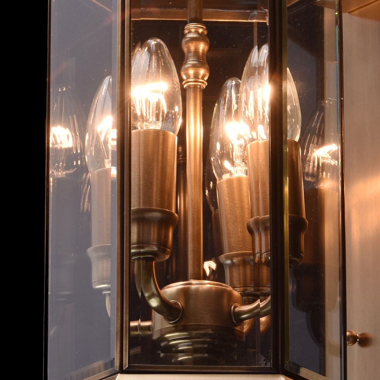 картинка Уличный настенный светильник Chiaro Мидос 802020504 от магазина pro-decor.kz