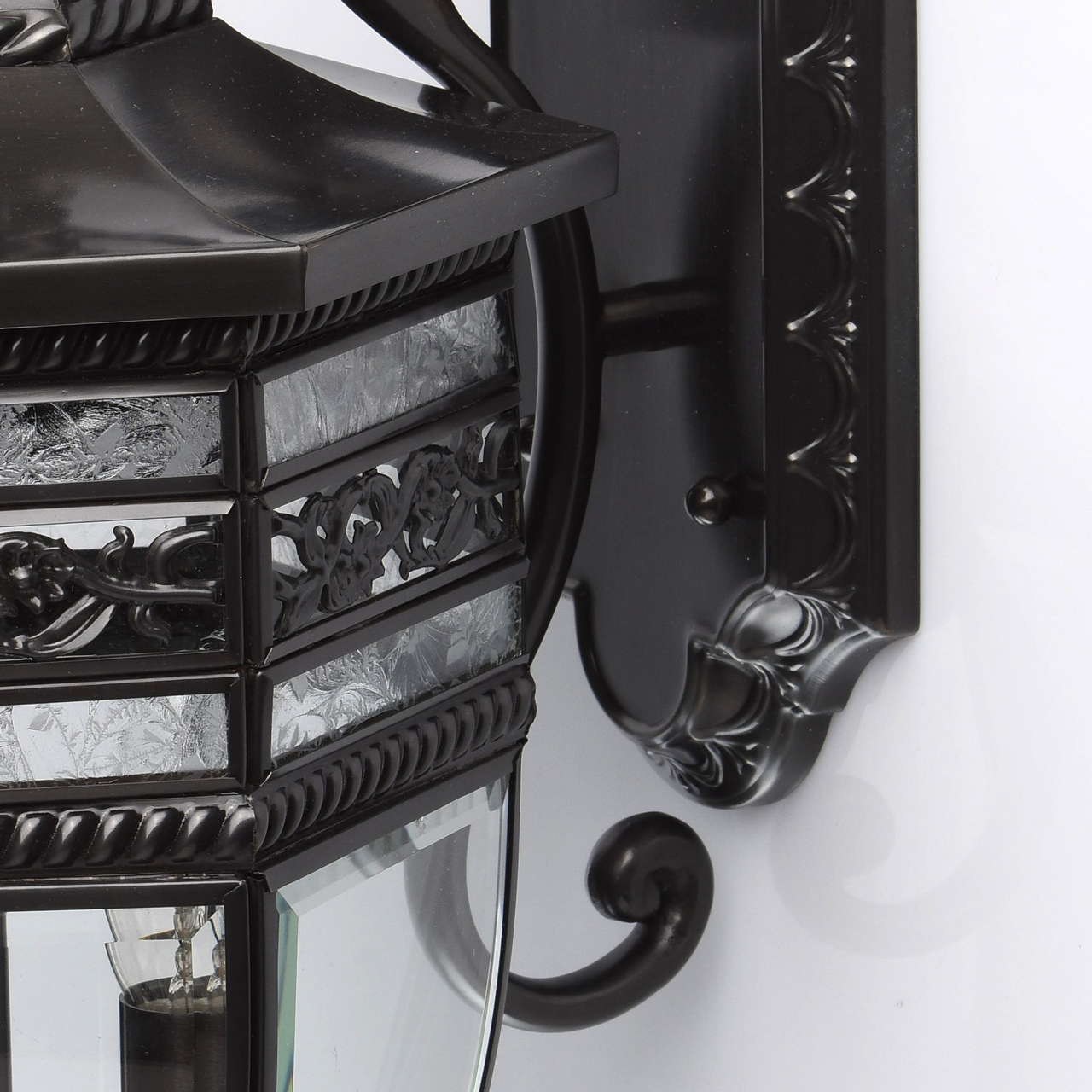 картинка Уличный настенный светильник Chiaro Корсо 2 801020603 от магазина pro-decor.kz