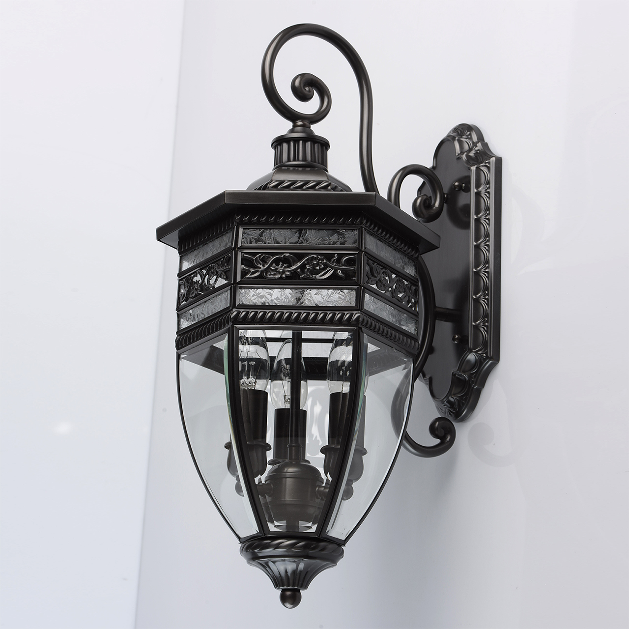 картинка Уличный настенный светильник Chiaro Корсо 2 801020603 от магазина pro-decor.kz