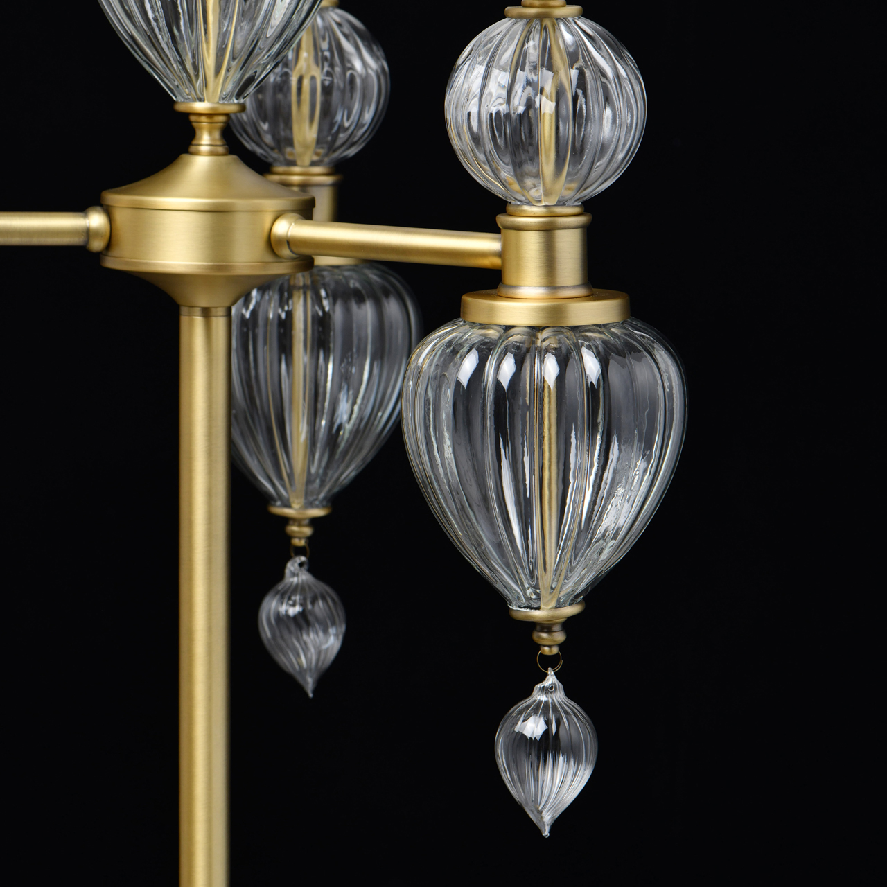 картинка Торшер Chiaro Оделия 1 619041503 от магазина pro-decor.kz