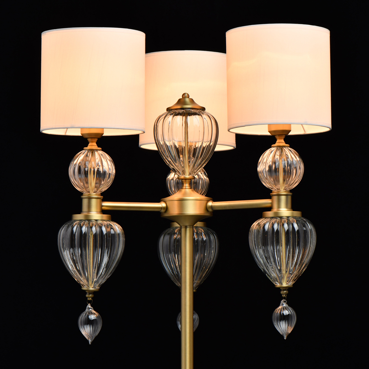 картинка Торшер Chiaro Оделия 1 619041503 от магазина pro-decor.kz