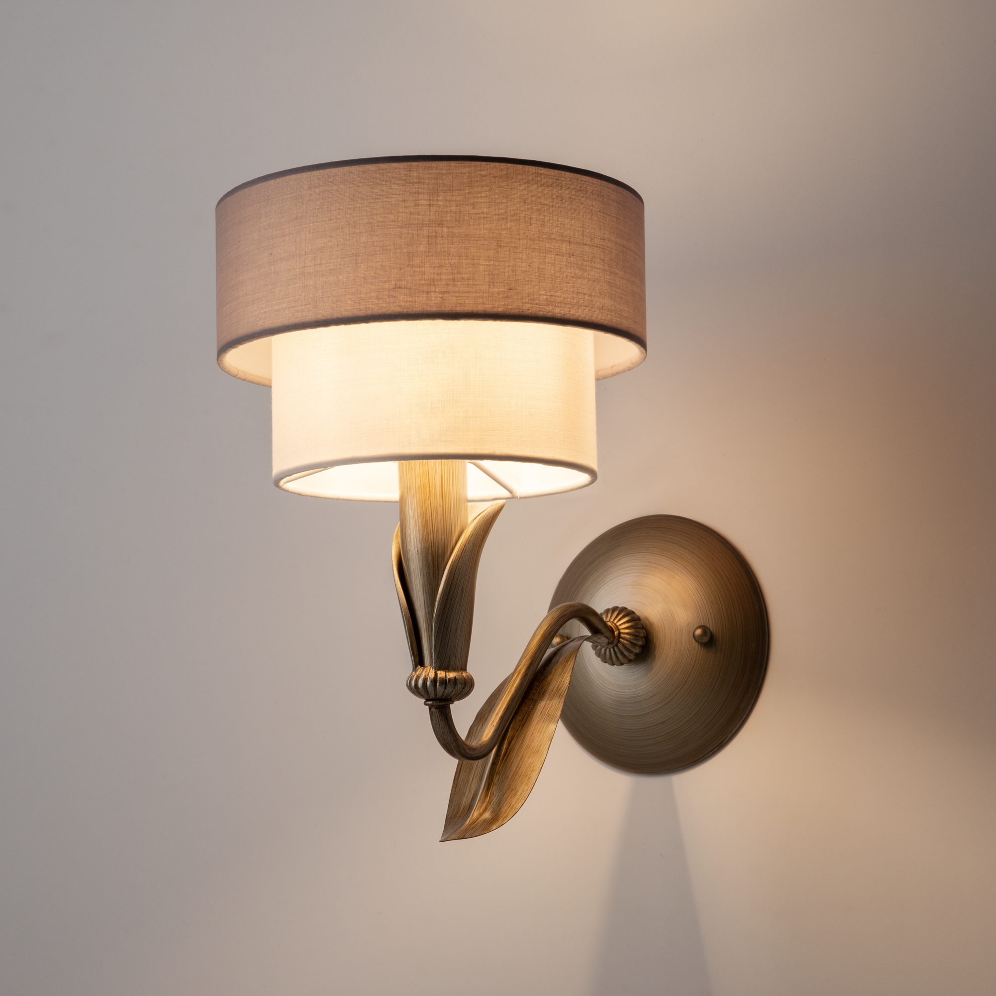 картинка Бра Maytoni Lillian H311-01-G от магазина pro-decor.kz