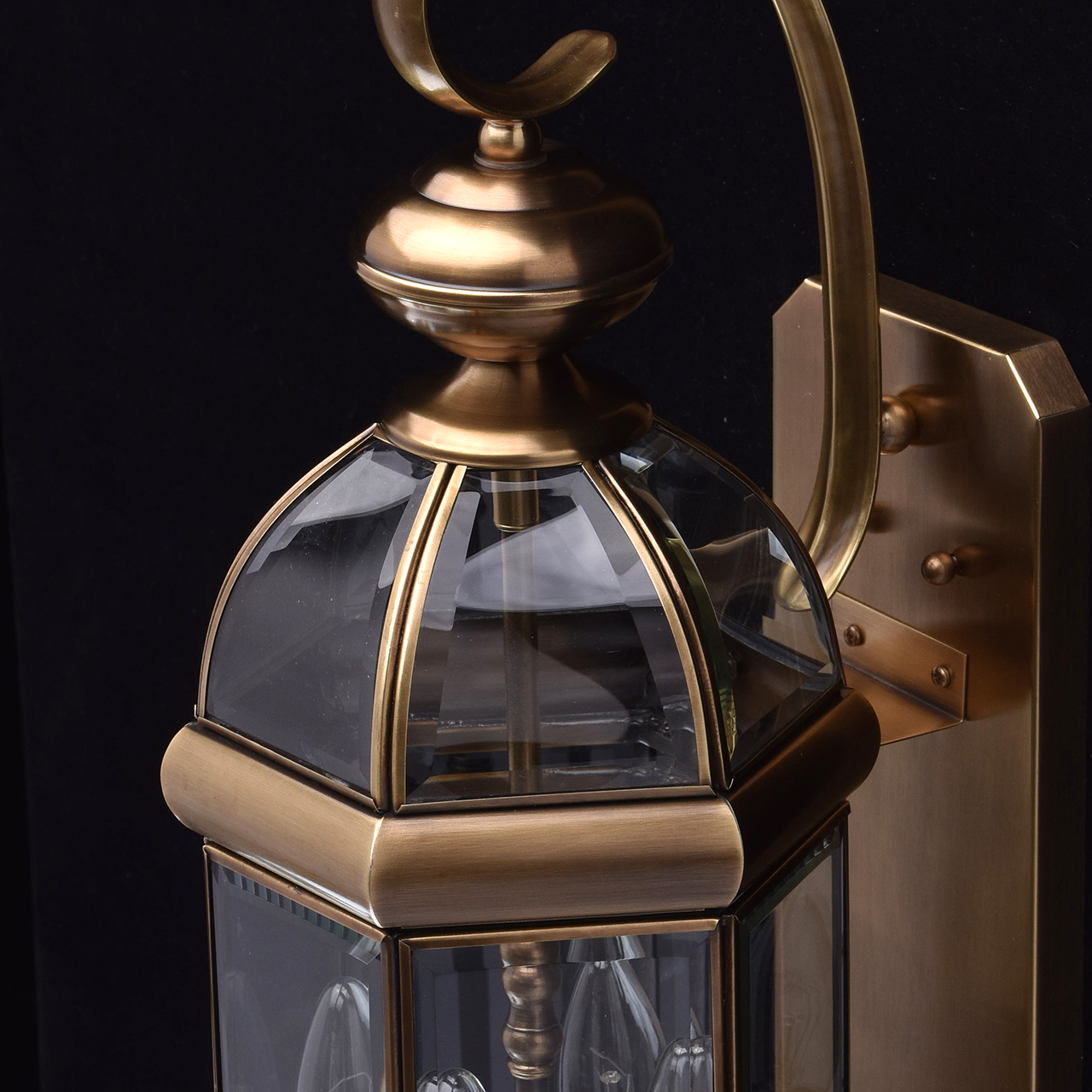 картинка Уличный настенный светильник Chiaro Мидос 802020504 от магазина pro-decor.kz