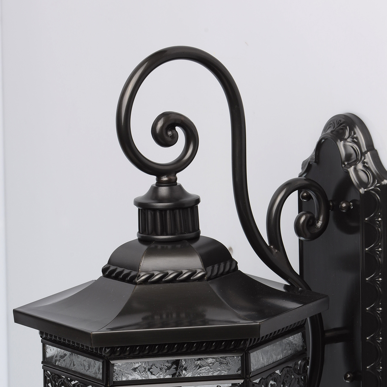 картинка Уличный настенный светильник Chiaro Корсо 2 801020603 от магазина pro-decor.kz