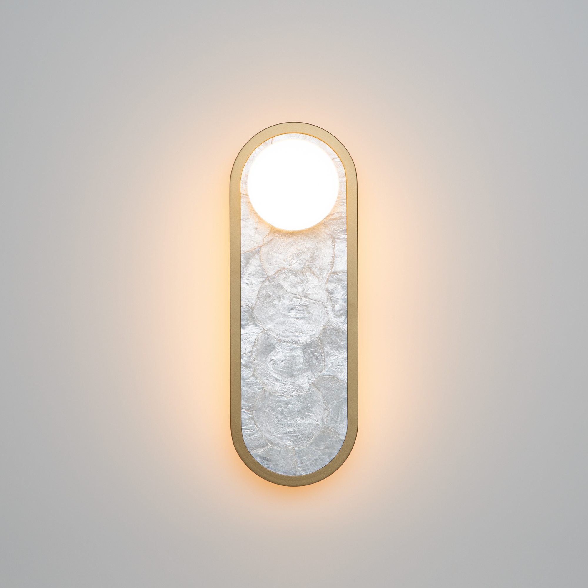 картинка Настенный светильник (бра) Maytoni MOD473WL-L20BSK Perlamour от магазина pro-decor.kz