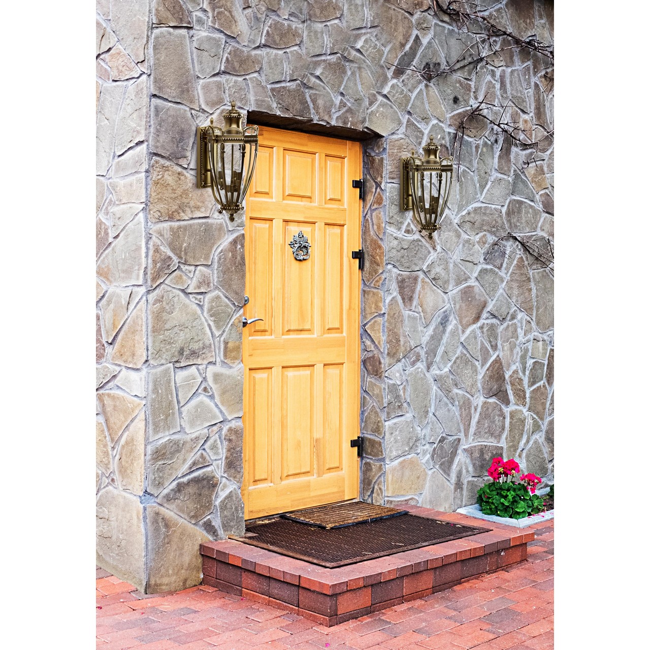 картинка Уличный настенный светильник Chiaro Мидос 802020903 от магазина pro-decor.kz