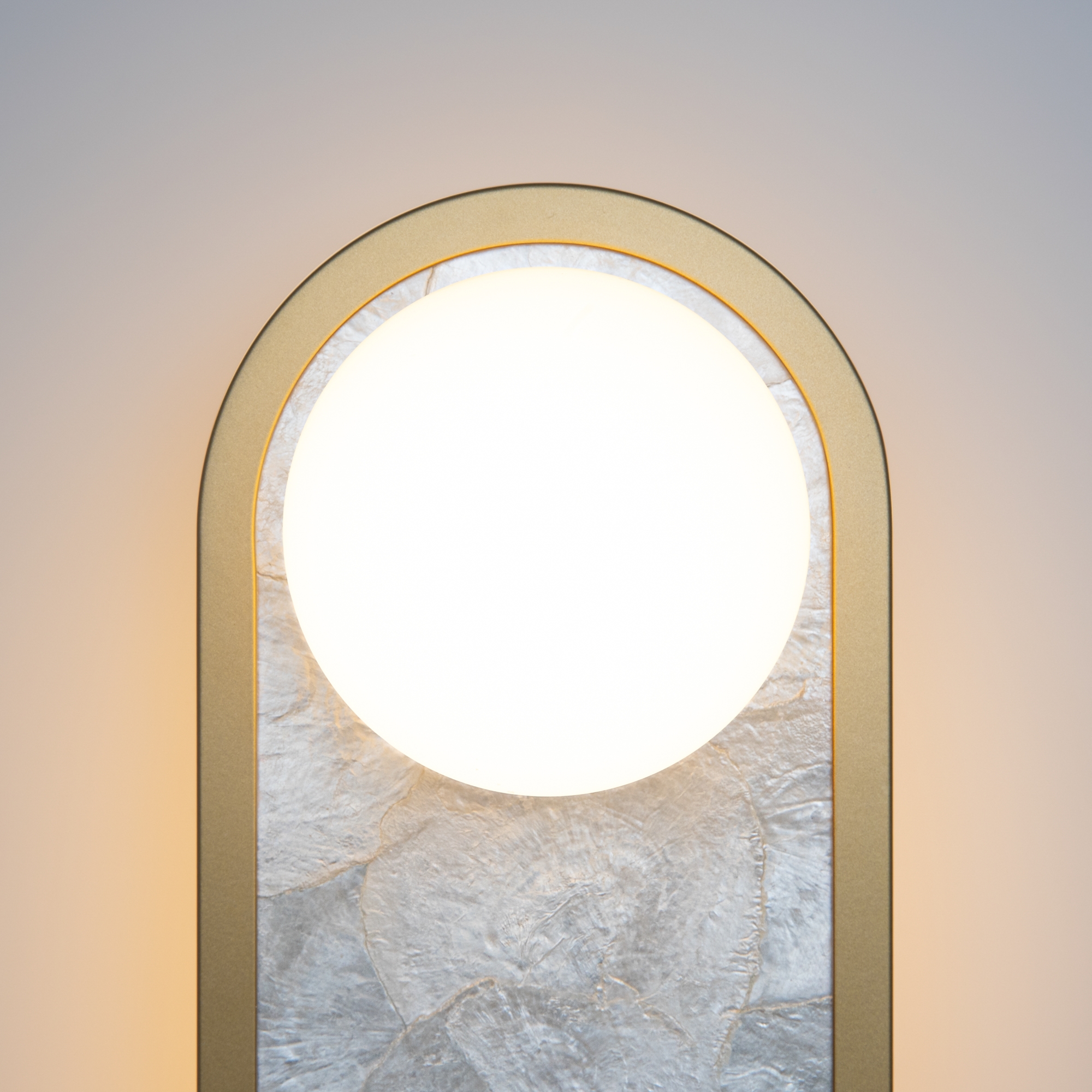 картинка Настенный светильник (бра) Maytoni MOD473WL-L20BSK Perlamour от магазина pro-decor.kz