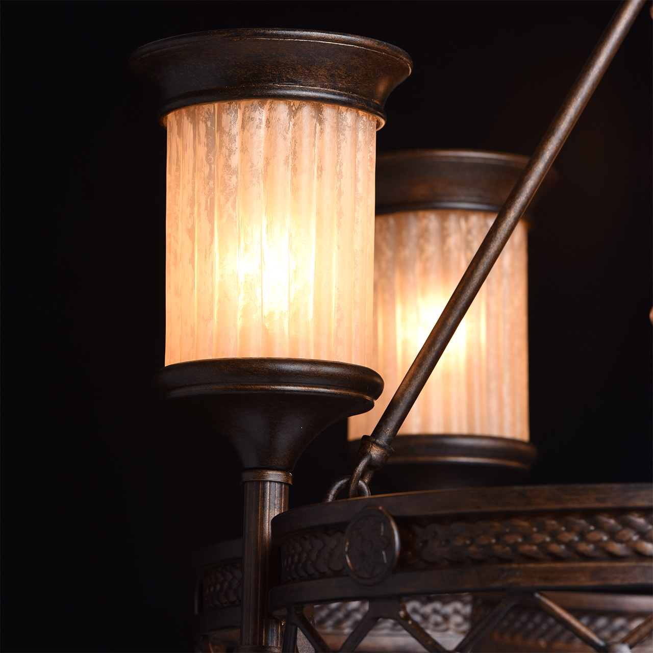 картинка Подвесная люстра Chiaro Айвенго 382010206 от магазина pro-decor.kz